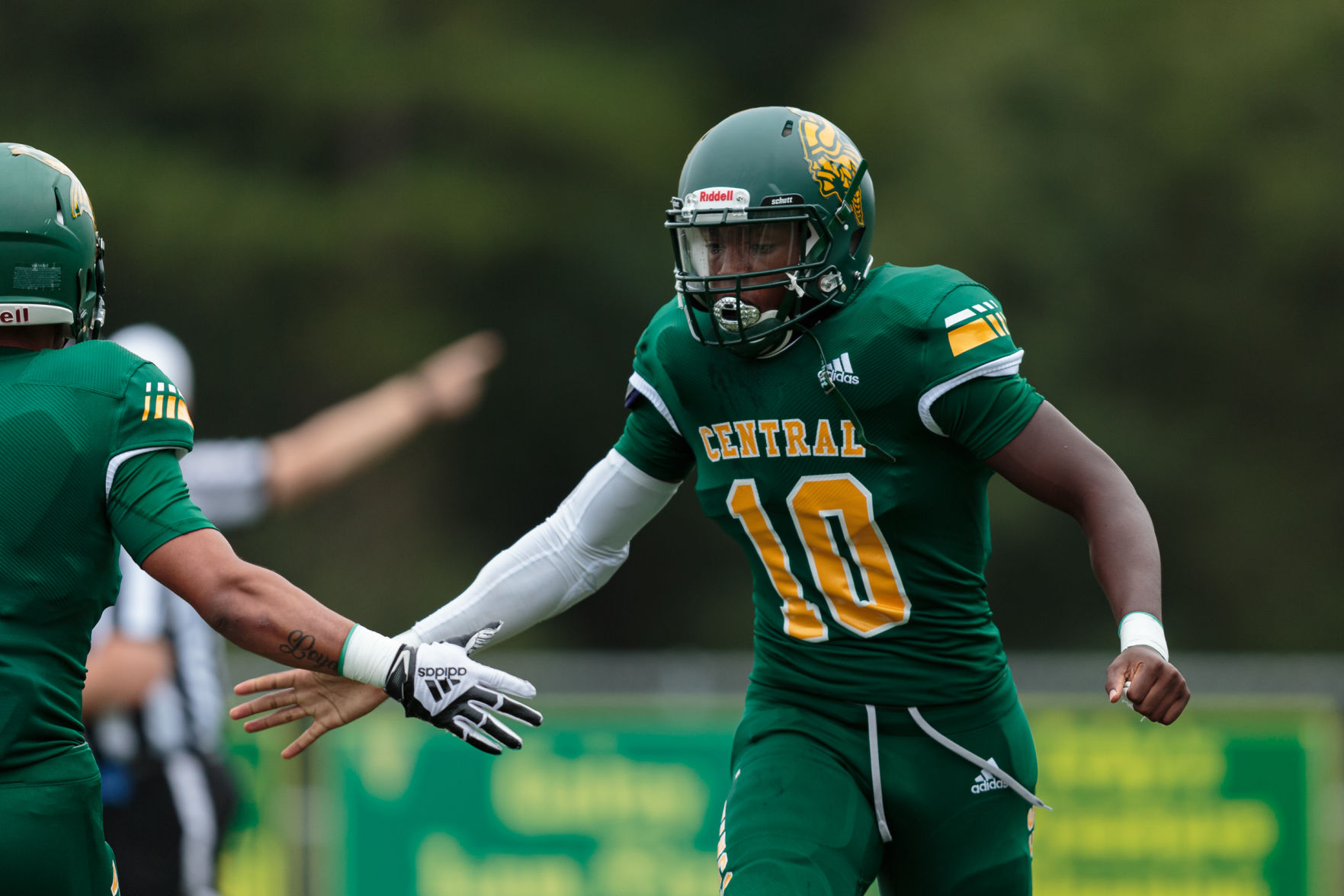 The Ragin' Bulls come from behind in the Battle of the Horns to defeat the Vikings 27-20.